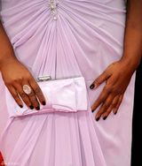 组图：奥克塔维亚-斯宾瑟浅紫色礼服亮相红毯