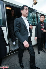 高清图：郭晶晶霍启刚8日注册 闪钻迷人美背抢镜