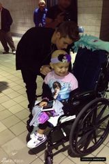 组图：比伯与患病女童合影笑容童真