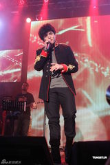 组图：倪安东英式军礼服献唱 Ella录VCR助阵