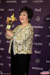 组图：甄珍获金马终身成就奖贵气逼人