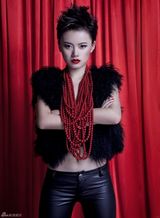 高清组图：	东方天使“不爱红装爱武装”