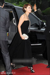 组图：金成玲抹胸黑裙典雅 配饰抢眼珠光宝气