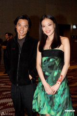 组图：《非2》香港首映 舒淇与葛优牵手走红毯