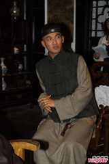 组图：吴孟达片场披头散发 与钟汉良鬼马搞怪