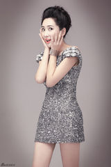 组图：杜若溪摩登写真曝光 金银诱惑展露熟女风