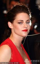 组图：暮光女火红深v裙走秀 胸前春光一览无余