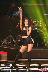 组图：陈奕迅压轴演唱 与女歌手热情拥抱