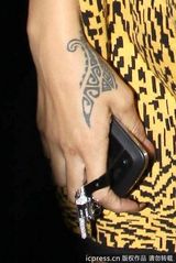 组图：蕾哈娜阴阳头没自信 对狗仔比中指表不满