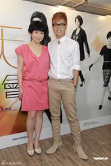 组图：张敬轩首演舞台剧 与苏玉华扮母子