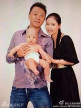 组图：郭涛穿大红毛衣过生日 与石头同是表情帝