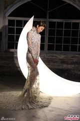 组图：薛凯琪MV谈情 重磅透视裙刮损大腿