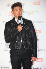 组图：吴奇隆型男装扮亮相街拍盛典哈腰签名