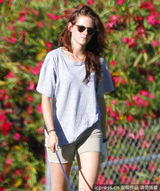 组图：斯图尔特大晒高尔夫球技 挥杆动作英气逼人