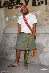 组图：张震岳个唱凸显原住民 亲手作手环送歌迷