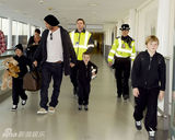 幻灯图集：小贝携三子回伦敦过圣诞 大儿子初显帅气