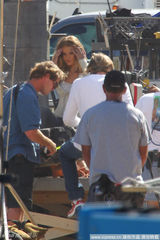 组图：希安-拉博夫和女主角《变形金刚3》片场来电