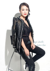 组图：王茜红唇卷发复古写真高贵典雅显韵味