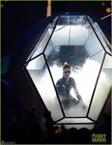 组图：群星献唱公告牌 泰勒青春赛琳娜变舞娘