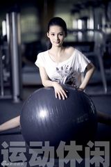 组图：李沁拍大片秀健康美肌 运动装青春逼人