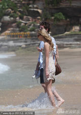 组图：泰勒-斯威夫特海边戏水 神秘男子全程陪伴