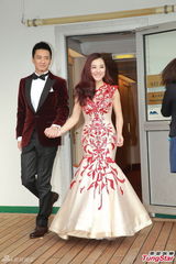 刘璇婚礼直击：游轮派对着个性婚纱似火凤凰