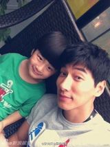 组图：张亮天天父子生活照温馨有爱