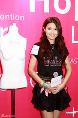 幻灯图：周秀娜写真不怕封杀 直言隔半年会自查胸部 