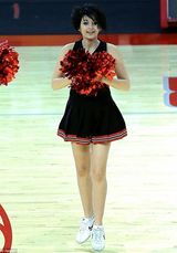 组图：杰克逊女儿变啦啦队员 舞花球高抬腿抢镜