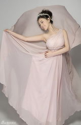 组图：王奕瑾拍典雅写真 裙角飞扬女神范十足