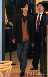 组图：韩星元斌粉丝签名会休闲风亮相 展熟男气质