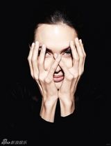 组图：安吉丽娜-朱莉登封面性感双唇气场强大