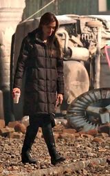 高清图：朱莉现身匈牙利 皮特贴身随行蜜吻秀恩爱