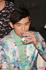 组图：周杰伦带病宣传巡演 花西服帅气抢镜