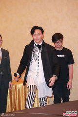 组图：张智霖预演个唱秀腹肌化身欢乐先生送礼