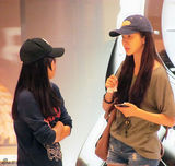 组图：孙菲菲素颜逛街秀美腿 狂擦鼻涕不拘小节