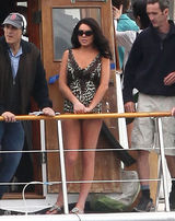 组图：林赛-罗韩豹纹比基尼现身片场