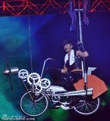 组图：罗志祥广州个唱妈妈现身力挺 穿白裙跳扇子舞