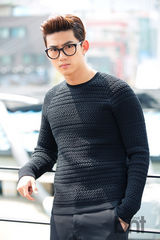 组图：2PM尼坤泽演未公开眼镜写真展酷感帅气