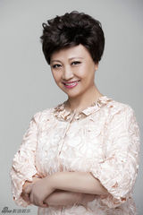 组图：徐松子裸色印花造型华贵奢美