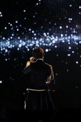 组图：李宇春大跳性感肚皮舞 歌迷微博大屏幕示爱