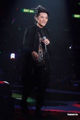 组图：郑伊健开唱遭催婚 女友蒙嘉慧到场欣赏