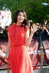 高清组图：众星亮相48届百想艺术大赏红地毯