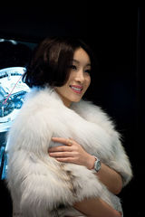 组图：秦海璐穿皮草秀名表 彰显高贵优雅