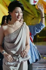 幻灯图集：殷桃妩媚亮相 优雅着装显知性魅力