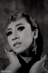 组图：芙蓉姐姐化身妩媚孔雀 装扮火红魅惑放电