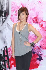 组图：林忆莲红馆个唱落幕 感谢歌迷一路陪伴