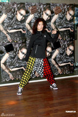 高清图：容祖儿为演唱会彩排 地狱式拉筋刻苦训练