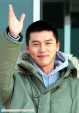 组图：韩国演员玄彬入伍现场 流泪表达谢意