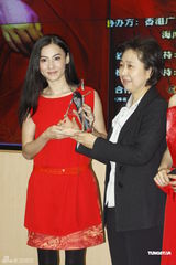 组图：陈思思将在香港开唱 张柏芝红装默契助阵